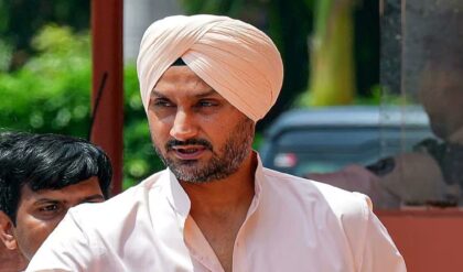 পদ্ম শিবিরে নাম লেখাতেই তুলকালাম! হরভজনের বাড়ির দেওয়ালে লেখা হল ‘গদ্দার’, আপ সমর্থকদের রোষে ভাজ্জি!