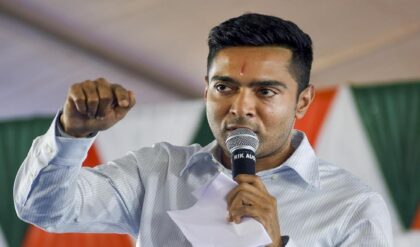 নিশানায় কে? নাম না করে ‘৫০ পারসেন্ট ডিসকাউন্ট’ খোঁচা অভিষেকের, পাল্টা তোপ বিরোধীদেরও!