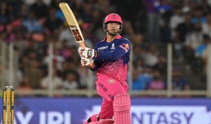 মাঠে সেঞ্চুরি, গ্যালারিতে ‘হার্ট’! আইপিএলে বৈভবের তাণ্ডব, স্যালুট জানিয়ে কাকে দিলেন বার্তা?