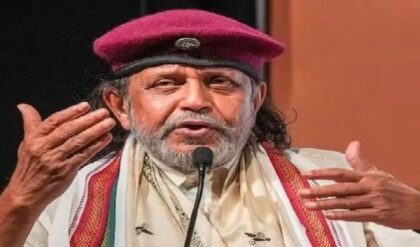 ভিআইপি গেট নয়, দীর্ঘ প্রতীক্ষার পর ভোট দিলেন মিঠুন! মহাগুরুর নজিরবিহীন সরলতা দেখে মুগ্ধ নেটপাড়া!