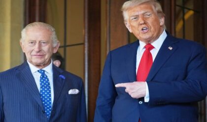 “আমি রাজা হলে আপনার ইন্টারভিউ নিতাম না”! চার্লসের পাশে দাঁড়িয়ে কেন এমন বিস্ফোরক ট্রাম্প?