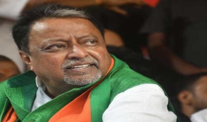 মুকুল নেই, তবু কৃষ্ণনগরে তিনি ‘কিংমেকার’! তিন প্রার্থীর লড়াইয়ের মাঝেও কেন চর্চায় প্রয়াত ‘চাণক্য’?