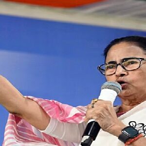 ‘খবরদার! আমি না আসা পর্যন্ত কেউ টেবিল ছাড়বেন না’, ভোট গণনার আগে কেন এত সতর্ক মমতা? ‘খবরদার! আমি না আসা পর্যন্ত কেউ টেবিল ছাড়বেন না’, ভোট গণনার আগে কেন এত সতর্ক মমতা?