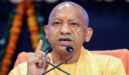 “ইউপি-তে মাফিয়াদের ওপর বুলডোজার চলে, বাংলাতেও…” খাস কলকাতায় দাঁড়িয়ে হুঙ্কার যোগী আদিত্যনাথের!