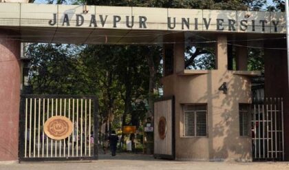 “উপহার হিসেবে কালো পতাকা দেব!” মোদির ‘অরাজকতা’ মন্তব্যে ফুটছে যাদবপুর, বেনজির হুঁশিয়ারি বাম ছাত্র নেতার