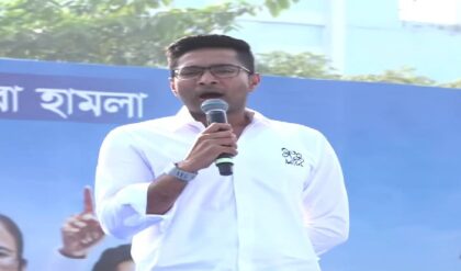 “ঘা মারার সুযোগ ২৯ তারিখ, বোতাম টিপলে যেন দিল্লিতে ভূমিকম্প হয়!” কাটোয়ায় রুদ্রমূর্তিতে অভিষেক!