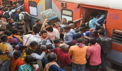 পকেটে টান, পেটে খিদে; তবুও হাতে ‘ভোটার স্লিপ’! ভোট উৎসব মিটতেই ল্যামিনেশন করা কাগজ নিয়ে কর্মস্থলে ফিরছেন পরিযায়ী শ্রমিকরা