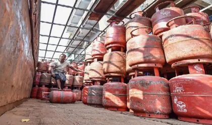 আধার কার্ডের এক ভুলেই আটকে যাচ্ছে গ্যাসের টাকা! ভর্তুকি ফেরাতে আজই করুন এই ছোট্ট কাজটি