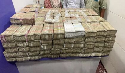 নগদ টাকায় সেরা তামিলনাড়ু, মদে শীর্ষে বাংলা! কমিশনের তল্লাশিতে উদ্ধার হওয়া সম্পদের হিসেব জানলে চমকে যাবেন!