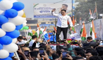 নিরপেক্ষতা নিয়ে বড় প্রশ্ন! ঘাসফুল শিবিরের মিছিলে ‘চার্জ অফিসার’, পানিহাটিতে ভোটের মুখে নয়া বির্তক