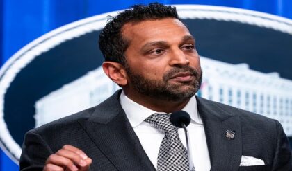 একের পর এক উইকেট পড়ছে ট্রাম্পের মন্ত্রিসভায়! এবার কি এফবিআই প্রধান কাশ প্যাটেলের বিদায় ঘণ্টা?