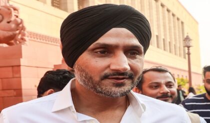 বাড়িতে ‘গদ্দার’ লিখে বিক্ষোভ আপ কর্মীদের, ২৪ ঘণ্টার মধ্যে ভাজ্জির সুরক্ষায় মোতায়েন সিআরপিএফ