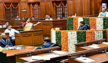 বোমা হামলার হুমকির ছায়া, তারই মাঝে দিল্লিতে বসছে বিশেষ অধিবেশন! কোন বড় ধামাকার অপেক্ষায় বিজেপি-আপ?