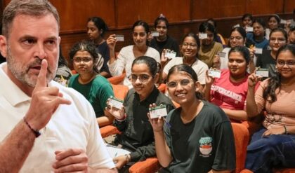 ক্যাম্পাসে এবিভিপি-র দাদাগিরি! দিল্লি বিশ্ববিদ্যালয়ের ছাত্রীদের নালিশ শুনে কী দাওয়াই দিলেন রাহুল?