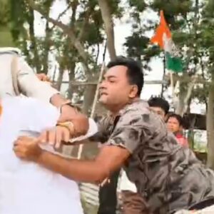 বিজেপি প্রার্থীকে রাস্তায় ফেলে মারধর, প্রাণ বাঁচাতে মাঠ দিয়ে দৌড় দিলেন শুভেন্দু!