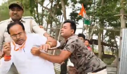 বিজেপি প্রার্থীকে রাস্তায় ফেলে মারধর, প্রাণ বাঁচাতে মাঠ দিয়ে দৌড় দিলেন শুভেন্দু!