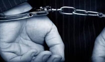 দ্বিতীয় তথা শেষ দফার মহারণের আগে আর হাতে সময় নেই। ঠিক তার আগেই রাজ্যজুড়ে ঝোড়ো ব্যাটিং শুরু করল পুলিশ ও প্রশাসন। নির্বাচন কমিশনের কড়া নির্দেশে গত ৩৬ ঘণ্টায় রাজ্যের বিভিন্ন প্রান্ত থেকে গ্রেফতার করা হয়েছে ১,৫৪৩ জন ব্যক্তিকে, যাঁদের বিরুদ্ধে ভোটের দিন অশান্তি ছড়ানোর আশঙ্কা রয়েছে। এই তালিকায় শাসক দলের হেভিওয়েট কাউন্সিলরের নাম থাকায় রাজনৈতিক মহলে শোরগোল পড়ে গিয়েছে।  কোন জেলায় কত গ্রেফতার? একনজরে পরিসংখ্যান: নির্বাচন কমিশন সূত্রের খবর, ‘ট্রাবল মঙ্গার’ বা গোলমাল পাকাতে পারে এমন ব্যক্তিদের ধরতে চিরুনি তল্লাশি চালানো হয়েছে। জেলাভিত্তিক গ্রেফতারির তালিকায় শীর্ষে রয়েছে পূর্ব বর্ধমান।  পূর্ব বর্ধমান: ৪৭৯ জন (সর্বাধিক)  উত্তর ২৪ পরগনা: ৩১৯ জন  দক্ষিণ ২৪ পরগনা: ২৪৬ জন  কলকাতা উত্তর: ১০৯ জন  হুগলি: ৪৯ জন  নদিয়া ও হাওড়া: ৩২ জন (প্রতিটি)  তৃণমূল কাউন্সিলর শ্রীঘরে, তুঙ্গে রাজনৈতিক তরজা সবচেয়ে চাঞ্চল্যকর ঘটনাটি ঘটেছে পূর্ব বর্ধমানে। সেখান থেকে গ্রেফতার করা হয়েছে দাপুটে তৃণমূল কাউন্সিলর নারু ভগৎকে। যদিও প্রশাসনের তরফে নির্দিষ্ট কোনো অভিযোগের কথা খোলসা করা হয়নি, তবে ভোটের ঠিক আগে তাঁর এই গ্রেফতারি শাসক শিবিরের অস্বস্তি বাড়িয়েছে। অন্যদিকে, জগদ্দলের সাম্প্রতিক গুলি-কাণ্ডের পর থেকেই বিজেপি নেতৃত্ব ‘গুন্ডা’ ও ‘অশান্তি সৃষ্টিকারীদের’ জেলে ভরার দাবি জানিয়ে আসছিল।  কমিশনের কঠোর অবস্থান উল্লেখ্য, ভোট শুরুর আগে কমিশন আগেই দুষ্কৃতীদের একটি গোপন তালিকা বা ‘ট্রাবল মেকার লিস্ট’ তৈরি করেছিল। হাইকোর্টে এই নিয়ে বিতর্ক চললেও কমিশনের স্পষ্ট বার্তা ছিল—শান্তিপূর্ণ নির্বাচন সুনিশ্চিত করতে কোনো আপস করা হবে না। জগদ্দলের ঘটনার পর থেকে সেই নজরদারি আরও কয়েকগুণ বাড়িয়ে দেওয়া হয়েছে।  প্রশাসনিক সূত্রের ইঙ্গিত, দ্বিতীয় দফার ভোট শেষ না হওয়া পর্যন্ত এই ধরপাকড় এবং নাকা তল্লাশি অভিযান আরও জোরদার করা হবে। সাধারণ ভোটাররা যাতে নির্ভয়ে বুথে পৌঁছাতে পারেন, সেটাই এখন কমিশনের প্রধান লক্ষ্য।