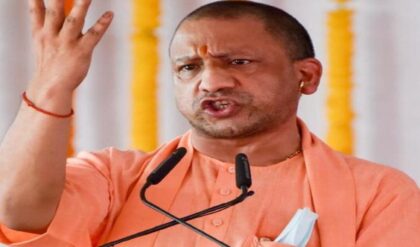 যোগী ম্যাজিক এবার তারকেশ্বরে! গেরুয়া বসনে মন্দিরে পুজো দিতেই হুগলিতে জনসমুদ্র, তুঙ্গে রাজনৈতিক পারদ