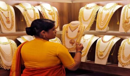 নির্বাচনের আবহেই মহার্ঘ সোনা! এক ঝটকায় কলকাতায় কত বাড়ল দাম? কেনার আগে দেখে নিন রেটচার্ট