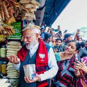 “ঝালমুড়ি থেকে উত্তম কুমারের ছবি”—২০২৬-এর নির্বাচনে কি ‘রামনাম’ ছাপিয়ে যাবে ‘বাঙালিয়ানা’?