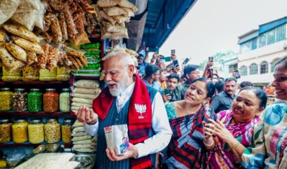 “ঝালমুড়ি থেকে উত্তম কুমারের ছবি”—২০২৬-এর নির্বাচনে কি ‘রামনাম’ ছাপিয়ে যাবে ‘বাঙালিয়ানা’?