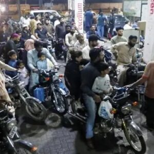 “আমরা ভারতের মতো নই!” পেট্রোল নিয়ে চরম হাহাকার পাকিস্তানে, লাইভ টিভিতে হাত পাতলেন পাক মন্ত্রী!