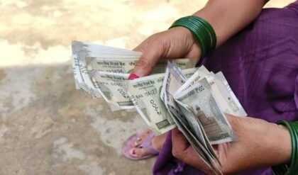 পকেট গড়ের মাঠ? মাসের শেষে নাজেহাল? মা লক্ষ্মীর কৃপা পেতে আজই করুন এই ৩টি সহজ কাজ!