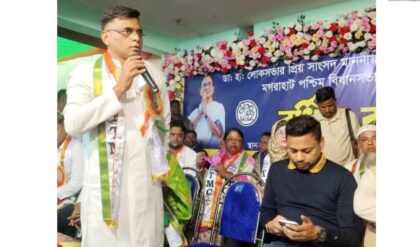 “তৃণমূলকে ভোট না দিলে পিঠ ফুলে বালিশ হবে!” যুবনেতার বেলাগাম হুমকির ভিডিও ভাইরালে তোলপাড়! “তৃণমূলকে ভোট না দিলে পিঠ ফুলে বালিশ হবে!” যুবনেতার বেলাগাম হুমকির ভিডিও ভাইরালে তোলপাড়!