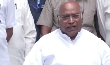 “১৫ বছর রাজত্ব করেও কেন এই দশা?” কলকাতায় পা রেখেই তৃণমূলকে তুলোধুনো খড়গের, ইন্ডিয়া জোটে বড় ফাটল! “১৫ বছর রাজত্ব করেও কেন এই দশা?” কলকাতায় পা রেখেই তৃণমূলকে তুলোধুনো খড়গের, ইন্ডিয়া জোটে বড় ফাটল!