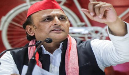 “গণতন্ত্র বাঁচাতে এগিয়ে আসুন, শেষ পর্যন্ত তো সবাই মরবে! নির্বাচন কমিশনারকেও রেয়াত করলেন না সমাজবাদী নেতা