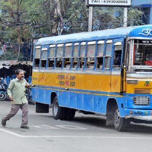 এক ঘণ্টা দাঁড়িয়েও দেখা নেই বাসের! ভোটের গেরোয় থমকে গেল তিলোত্তমা, চরমে জনভোগান্তি