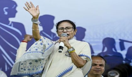 মহিলা-শিশুদেরও ছাড়া হয়নি? বুথ থেকে বেরিয়েই মারাত্মক সব ছবি দেখালেন মমতা, গণতন্ত্র নিয়ে তুললেন বড় প্রশ্ন!