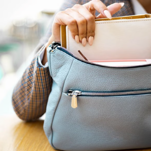 অফিসের ব্যাগে এই ৭ জিনিস রাখছেন? অজান্তেই বাধা আসছে আপনার পদোন্নতিতে! আজই সাবধান হন অফিসের ব্যাগে এই ৭ জিনিস রাখছেন? অজান্তেই বাধা আসছে আপনার পদোন্নতিতে! আজই সাবধান হন