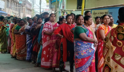 হুগলি থেকে নামখানা—ভোট উৎসবে সামিল বাংলা, প্রচণ্ড গরম উপেক্ষা করে বুথে বুথে লম্বা লাইন