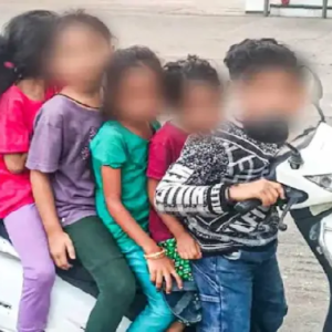 বেঙ্গালুরু পুলিশের চোখে ধুলো? নাবালকদের হাতে স্কুটি, জীবন বাজি রেখে সওয়ারি ৬ শিশুর!