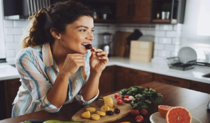 ভুল সময়ে ফল খেলেই উপকারের বদলে বিষ! ফল খাওয়ার এই নিয়মটি আপনার জানা আছে তো?