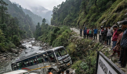 জম্মু-কাশ্মীরে রক্তক্ষয়ী সোমবার! নিয়ন্ত্রণ হারিয়ে গভীর খাদে যাত্রীবাহী বাস, কান্নায় ভেঙে পড়ল গোটা গ্রাম