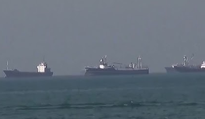 ইঞ্জিন রুমে সরাসরি গোলাবর্ষণ! মার্কিন নৌ-অবরোধ ভাঙতেই দাউদাউ করে জ্বলল ইরানি জাহাজ ‘টুস্কা’