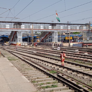 বারাসাত স্টেশনে বামেদের প্রচারে আরপিএফ-এর বাধা! ১২ জন কর্মীকে আটক ঘিরে রণক্ষেত্র স্টেশন চত্বর