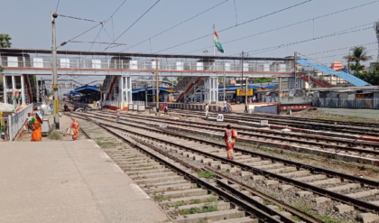 বারাসাত স্টেশনে বামেদের প্রচারে আরপিএফ-এর বাধা! ১২ জন কর্মীকে আটক ঘিরে রণক্ষেত্র স্টেশন চত্বর