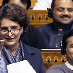 ২১ মিনিটের ঝড়ে কুপোকাত শাহ-বাহিনী! লোকসভায় হাসিমুখে মোক্ষম চাল প্রিয়াঙ্কার