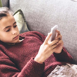 আপনার সন্তান কি মোবাইল ছাড়া কিছুই বোঝে না? এই জাদুকরী উপায়ে দ্রুত কাটান ডিজিটাল নেশা