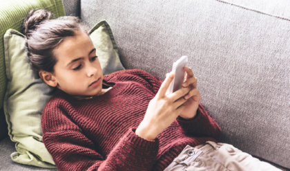 আপনার সন্তান কি মোবাইল ছাড়া কিছুই বোঝে না? এই জাদুকরী উপায়ে দ্রুত কাটান ডিজিটাল নেশা আপনার সন্তান কি মোবাইল ছাড়া কিছুই বোঝে না? এই জাদুকরী উপায়ে দ্রুত কাটান ডিজিটাল নেশা