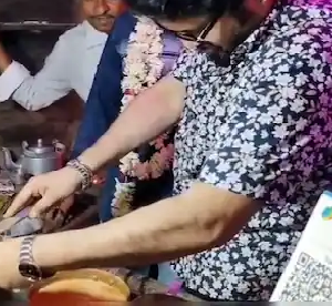 ভোটপ্রচারে ‘গায়ক’ বাবুলের নতুন সুর! চায়ের দোকানে ঢুকে খুন্তি নাড়লেন সাংসদ, স্মৃতিতে ভাসল ব্যান্ডেল! ভোটপ্রচারে ‘গায়ক’ বাবুলের নতুন সুর! চায়ের দোকানে ঢুকে খুন্তি নাড়লেন সাংসদ, স্মৃতিতে ভাসল ব্যান্ডেল!