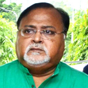 ভোটের মুখে ফের ইডির জালে পার্থ! সাতসকালে নাকতলার বাড়িতে হানা কেন্দ্রীয় বাহিনীর ভোটের মুখে ফের ইডির জালে পার্থ! সাতসকালে নাকতলার বাড়িতে হানা কেন্দ্রীয় বাহিনীর