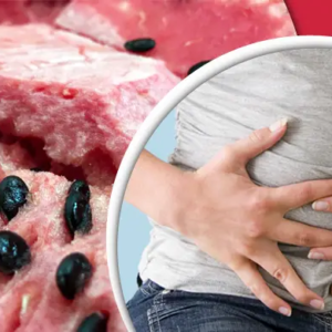 তরমুজ খেতে গিয়ে বীজ গিলে ফেলেছেন? পেটের ভেতর কী ঘটবে জানলে চমকে যাবেন!