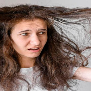 গরমে তেলতেলে চুল নিয়ে নাজেহাল? শ্যাম্পু ছাড়াই চুল হবে সিল্কি, জানুন ম্যাজিক ট্রিক!