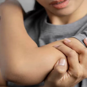 হাতকাটা জামা পরতে লজ্জা পাচ্ছেন? কনুইয়ের কুচকুচে কালো দাগ দূর হবে মাত্র ৭ দিনে, জানুন ম্যাজিক পদ্ধতি! হাতকাটা জামা পরতে লজ্জা পাচ্ছেন? কনুইয়ের কুচকুচে কালো দাগ দূর হবে মাত্র ৭ দিনে, জানুন ম্যাজিক পদ্ধতি!