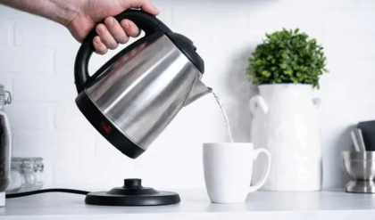 ইলেকট্রিক কেটলি মানেই কি শুধু চা আর গরম জল? এর ৫টি জাদুকরী ব্যবহার দেখলে আপনিও চমকে যাবেন!