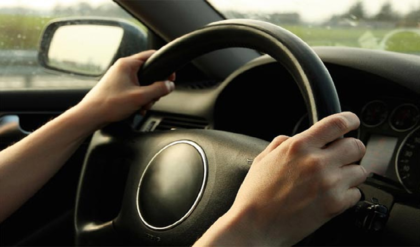 মাঝদুপুরে ব্রিগেডে তুলকালাম! গাড়ি চালানো শিখতে গিয়ে নিকাশি নালায় মুখ থুবড়ে পড়ল ক্যাব